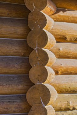 Günlüğündeki fırlatma yastığı köşesinde. Ahşap ev günlüklerinden dokusuna.