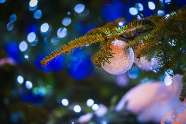 Topları ve diğer öznitelikleri, açık Noel süslemeleri ile yeşil Noel ağacı.