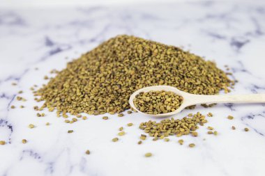 Çemen (sarı çay, Methi, Shambala) beyaz arka plan üzerinde tohum.