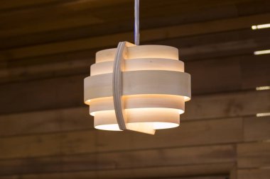 Kahverengi bir arka plan üzerinde ahşap lamba. İskandinav tarzı ahşap modern avize.