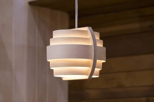 Houten Lamp Een Bruine Achtergrond Moderne Kroonluchter Van Hout Scandinavische — Stockfoto