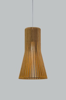 Gri bir arka plan üzerinde izole askıya alınmış ahşap lamba. İskandinav tarzı ahşap modern avize.