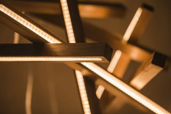 Led Světlo Lampa Rozsvítí Instalace Geometrické Závěsný Dřevěný Lustr — Stock fotografie