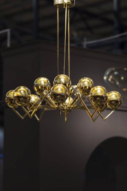 Aerodinamik ayna altın modern avize. Kabarcık metal gölge kolye.