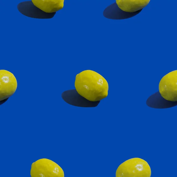 创意无缝模式与柠檬在蓝色背景 热带抽象背景 — 图库照片