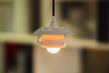 Avize. Bir kafe için bir fincan kahve ya da çay, bir uçan daire ile bir fincan, ideal avize şeklinde kolye lamba.