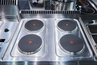 Boş lokanta mutfağı profesyonel ekipman ile. Hob yılında Restoran.