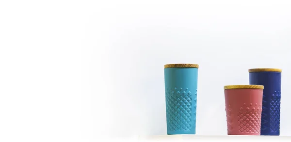 Keramische Kleur Mokken Met Een Deksel Voor Koffie Witte Achtergrond — Stockfoto
