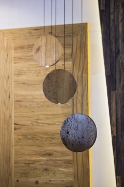 Işıklı led ışık lamba. Geometrik asılı ahşap avize montajı.