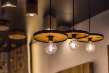 Işıklı led ışık lamba. Geometrik asılı ahşap avize montajı.
