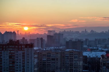 Şehir, kilise ve Vatan heykeli Panoraması görünümünü akşam Kiev, gün batımı. Akşam renk kentsel peyzaj.