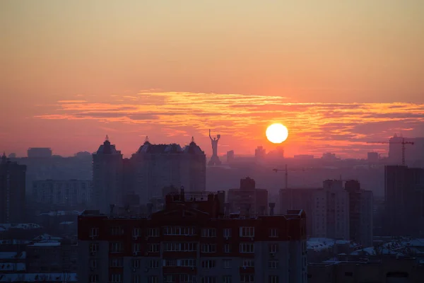 Şehir, kilise ve Vatan heykeli Panoraması görünümünü akşam Kiev, gün batımı. Akşam renk kentsel peyzaj.