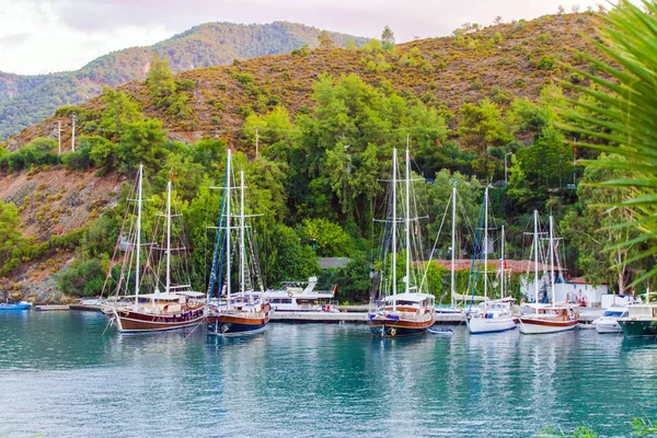 Görünümü Güzel Dağlar Gündoğumu Fethiye Türkiye Tekneler Renkli Yatay Masmavi — Stok fotoğraf