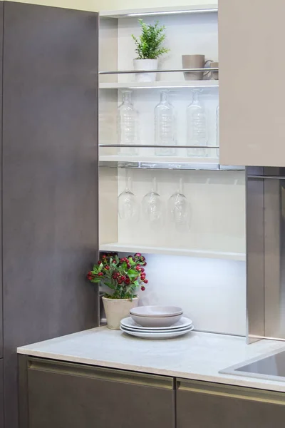 Dapur Modern Kontemporer Rak Dengan Pencahayaan Untuk Gelas — Stok Foto