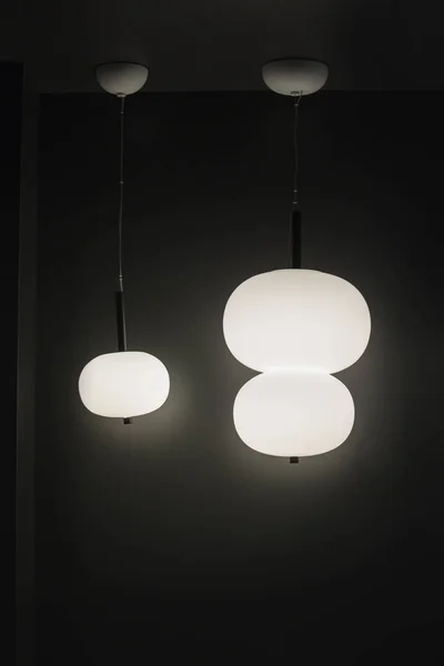 Luft, Licht, runde Lampen, Pendelleuchter im skandinavischen minimalistischen Stil auf schwarzem Hintergrund — Stockfoto