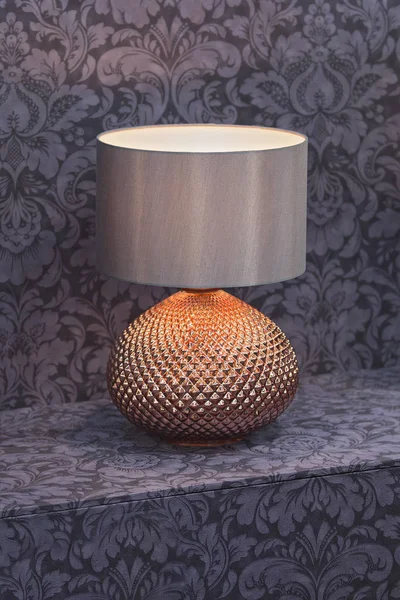 Lampe de chevet en laiton. Lampe en cuivre avec abat-jour, lampe à la mode couleur or — Photo