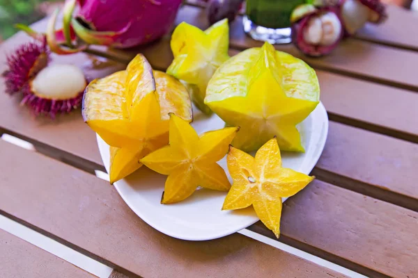 Mix van vers fruit uit Thailand, drakenfruit, Rambutan, carambola, mangosteen up View. Gesneden prachtige verse tropische vruchten — Stockfoto