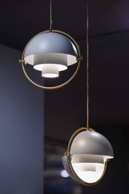 Pirinç elemanları ile Şık avize, loft tarzı gri modern kolye lamba. İlginç hemisterik tasarım