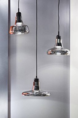 Farklı modern aerodinamik ayna gümüş avizeler. Kabarcık metal gölge kolye