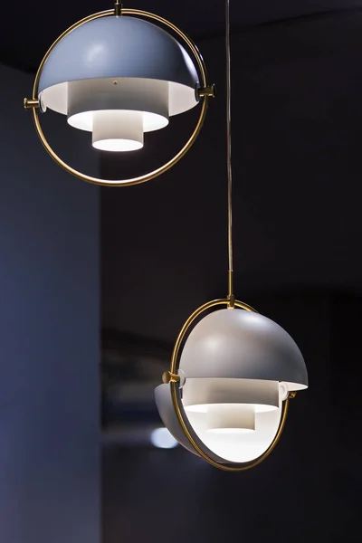 Lustre elegante com elementos de latão, lâmpada pingente moderna cinza em estilo loft. Design hemisférico interessante . — Fotografia de Stock