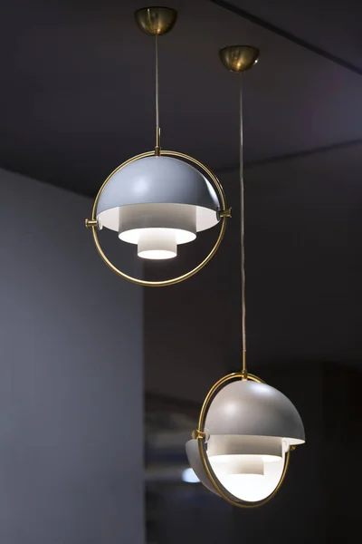 Lustre à la mode avec des éléments en laiton, lampe suspendue moderne grise dans le style loft. Conception hémisphérique intéressante — Photo