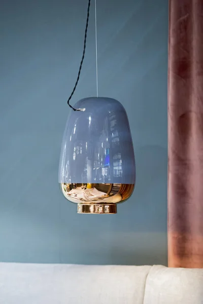 Lampe suspendue en forme de vase, abat-jour en céramique, lustre de couleur bleue avec garniture dorée. Design intérieur de luxe — Photo