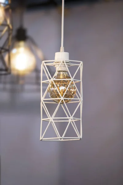 Pendant lampa geometrický stín lamp, bílý kovový lustr se zlatou svítilnou uvnitř. Konstrukční podkroví — Stock fotografie