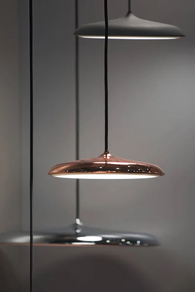 Différents lustres modernes en cuivre miroir rationalisé. Lampe suspendue en forme de disque de cuivre métallique. Style loft — Photo