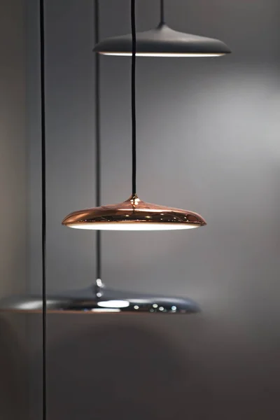 Différents lustres modernes en cuivre miroir rationalisé. Lampe suspendue en forme de disque de cuivre métallique. Style loft — Photo