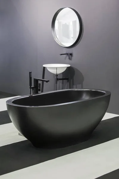 Bañera negra independiente, elegante baño minimalista estilo loft en blanco y negro. Baño, lavabo, espejo en la pared — Foto de Stock