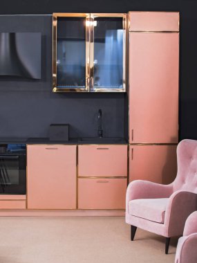 Mutfak tasarımı, gül altın renkli mobilya seti, pirinç metalik bir sheen ve siyah cam, modern tasarım ile bitirmek. Pembe altın mutfak