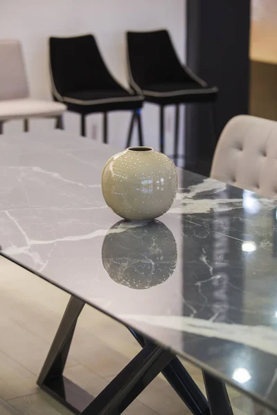 Projektowanie wnętrz, szary stół marmurowy i kamienny wazon, stylowy wystrój do biura lub mieszkania — Zdjęcie stockowe