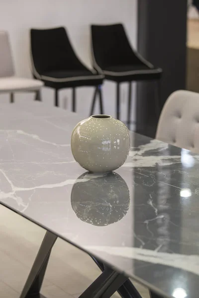 Interieur design, grijze marmeren tafel en stenen vaas, stijlvolle inrichting voor kantoor of appartement — Stockfoto