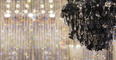 Zarif siyah kraliyet kristal avize. Arka planda cam damlaperde. Metin başlığı için yer