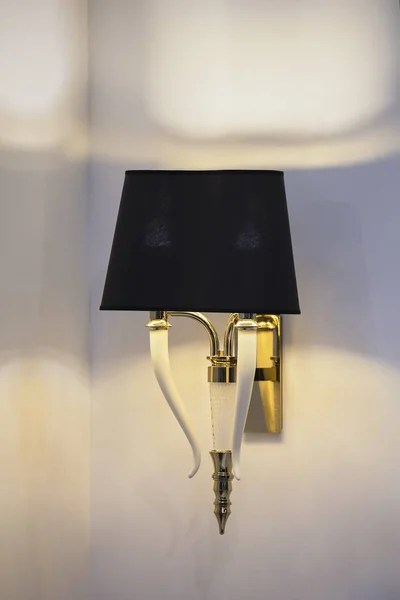 Moderne lampe med hvite huggtenner. Vakker dekorasjon i en fasjonabel lysekrone – stockfoto