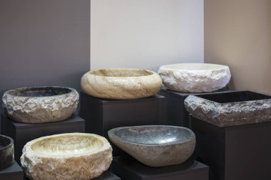 Dekoratif taş lavabolar. Bir kayadan yapılmış kendinden yapılmış granit lavabo ile modern banyo. Dükkanda mermer lavabo