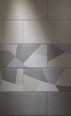 Kayrak kiremit seramik, doku açık gri. Banyoda porselen karo