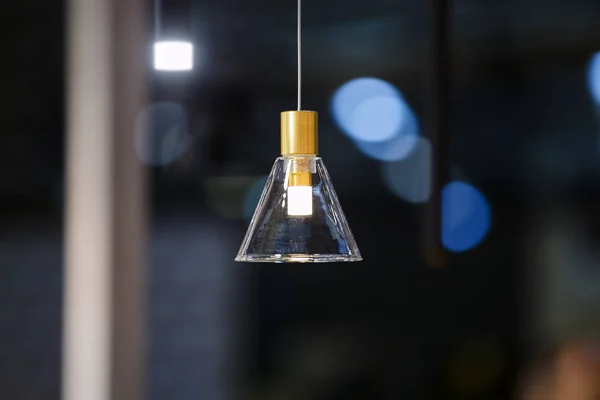 Helderglazen kroonluchter. Minimalisme hanglamp voor de bar — Stockfoto