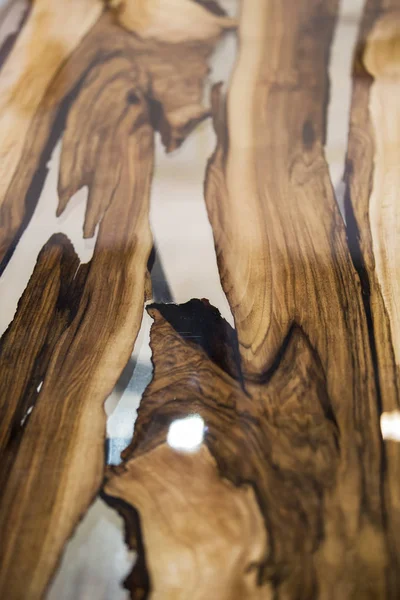 Konsistensen av bordet är tillverkad av massivt trä som behandlats med lack och epoxiharts — Stockfoto