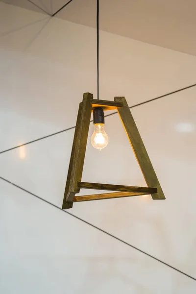 Krásná dřevěná geometrická moderní stropní lampa, současná dekorace — Stock fotografie