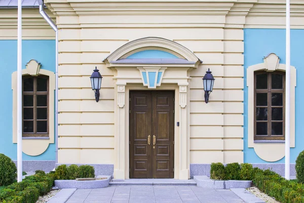 En del av Mariinsky Palace, Kiev, Ukraina. Vy framifrån. Gammal trädörr till palatset — Stockfoto