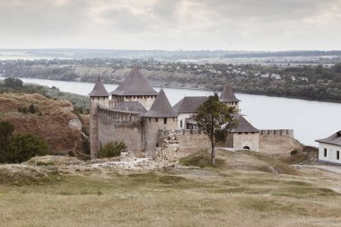 Khotyn Kalesi kompleksi, Ukrayna. Bir tarafta taş bir kale ve nehir tarafından korunan bir ortaçağ Romanesk kalesi. Dağda taş güzel kale
