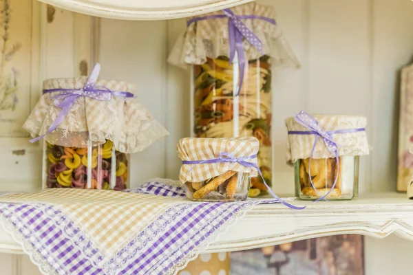 Decoração estilo Provence, utensílios de cozinha em uma prateleira pendurada, macarrão fechado em frascos — Fotografia de Stock