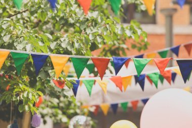 Fuarda garland dekorasyonu. Rengarenk pennants süslemeleri ve festivalin renkli bayrağı. Bayraklı dizeleri