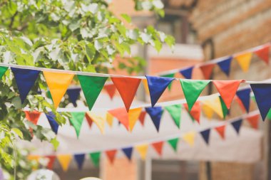 Fuarda garland dekorasyonu. Rengarenk pennants süslemeleri ve festivalin renkli bayrağı. Bayraklı dizeleri