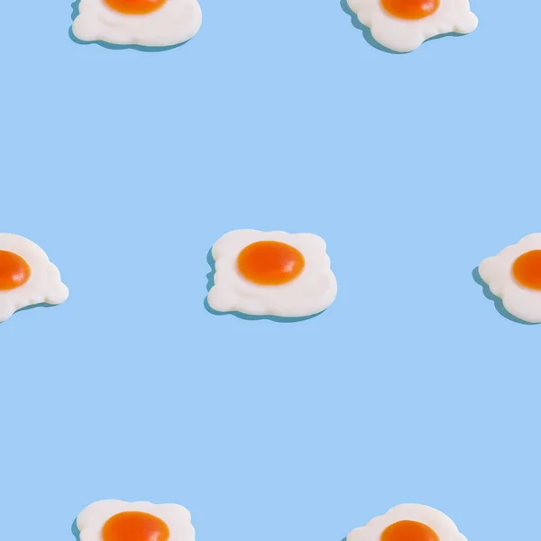 Patrón creativo sin costuras con huevos revueltos sobre fondo azul claro. Fondo abstracto de alimentos —  Fotos de Stock