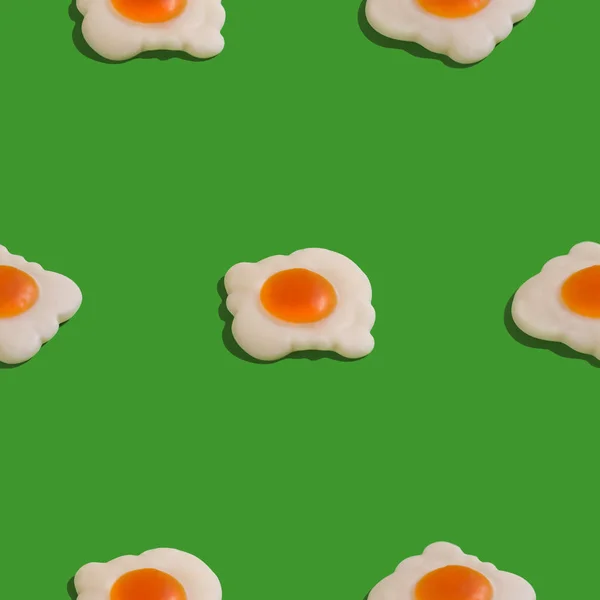 Motif créatif sans couture avec des œufs brouillés sur fond vert. Fond abstrait alimentaire — Photo