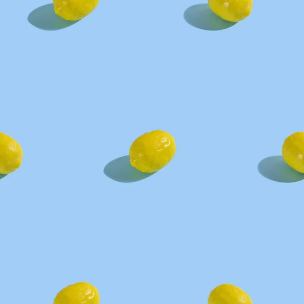 创意无缝图案与柠檬在浅蓝色背景。热带抽象背景 — 图库照片