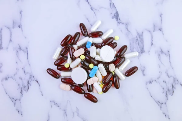Ένα μάτσο από διαφορετικά χάπια κάψουλες και φάρμακα σε λευκό φόντο. Ιατρικό θέμα — Φωτογραφία Αρχείου