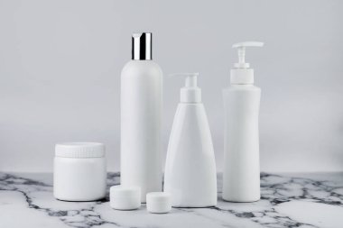 Kozmetik şişeleri, beyaz arka planda boş beyaz krem şişeleri, şampuan ya da losyon.